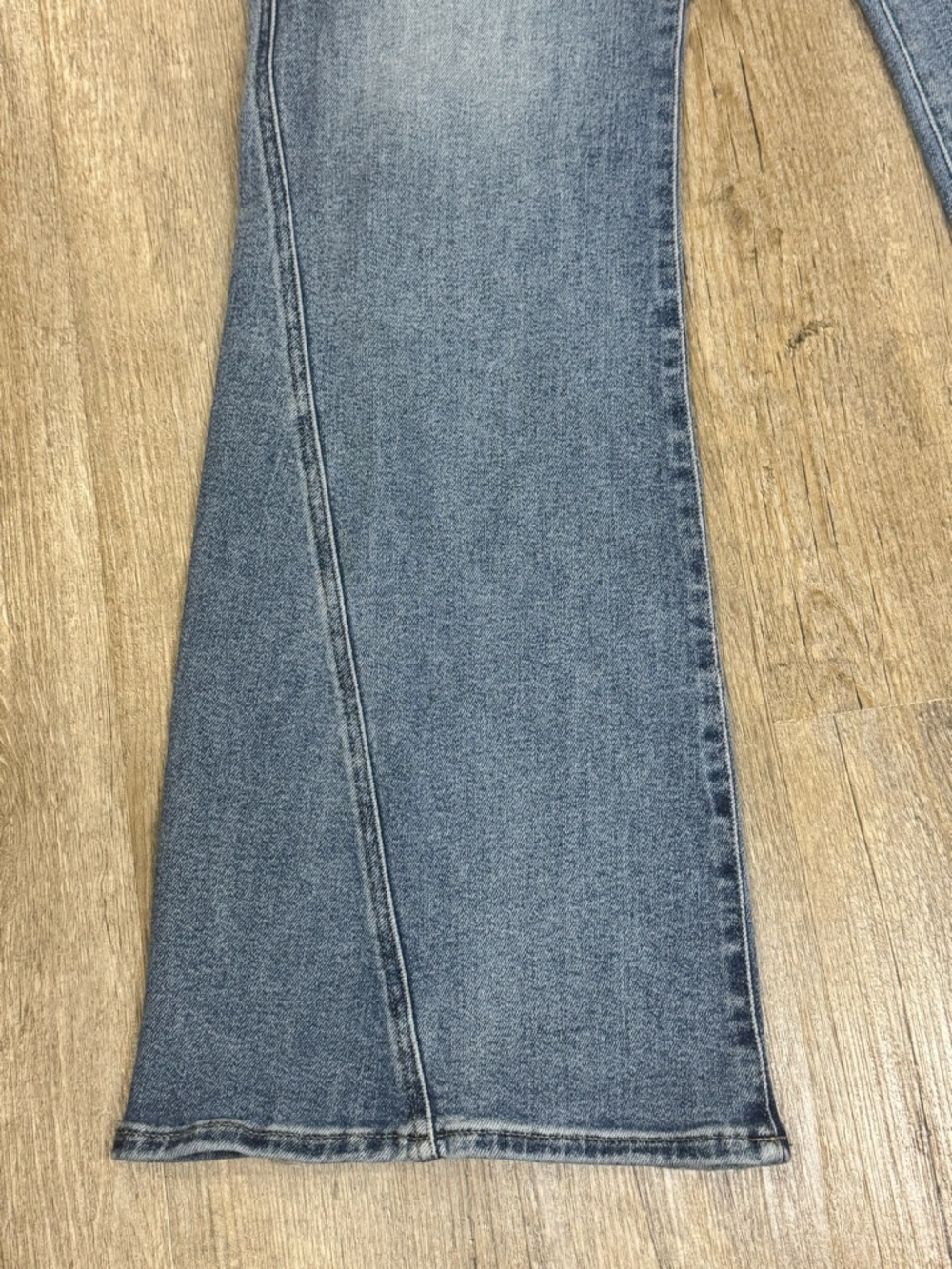 Express 70s Flare Mid-Rise Denim Jeans, Hyper Sculpt & Stretch, Medium Wash, 10R - Picture 7 of 10